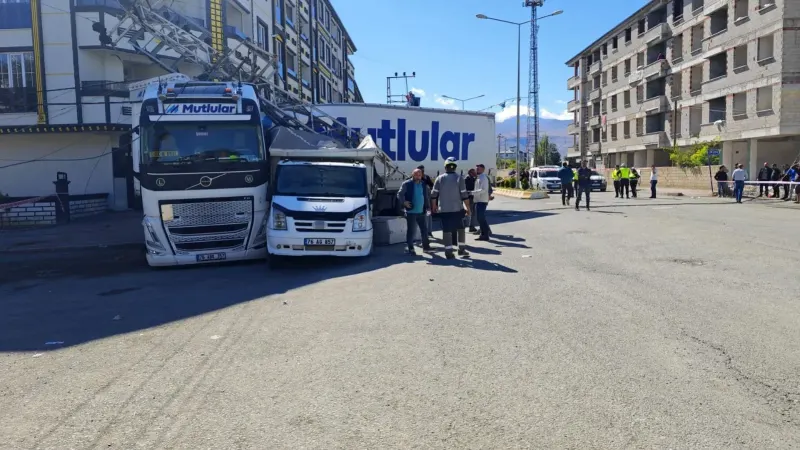 Iğdır'da Tır Ve Ticari Araç Arasındaki Takip Kazayla Bitti