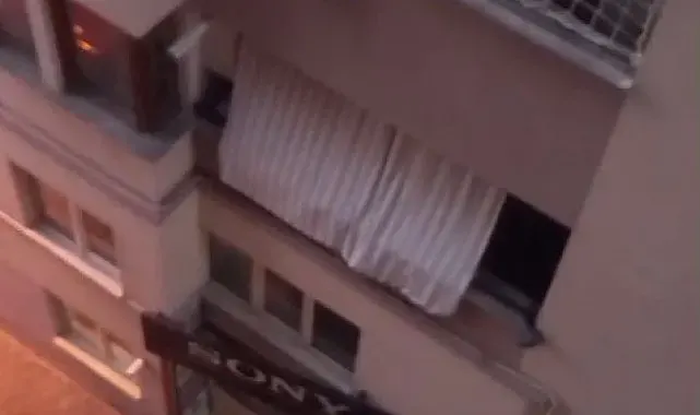 Balkon filesinde asılı kalan çocuğunu düşmesin diye dakikalarca tuttu
