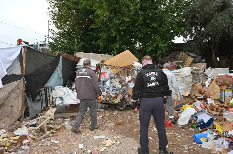 Kepez'de Çöp Ev Operasyonu: Sekiz Kamyon Dolusu Atık Çıkarıldı