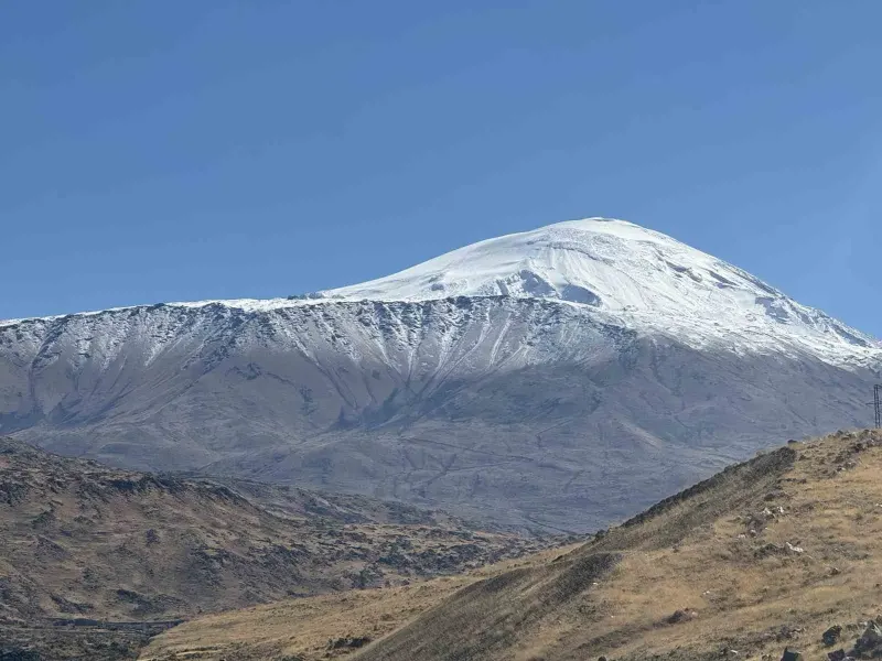 Ağrı Dağı’nın Zirvesi Beyaz Örtüyle Kaplandı