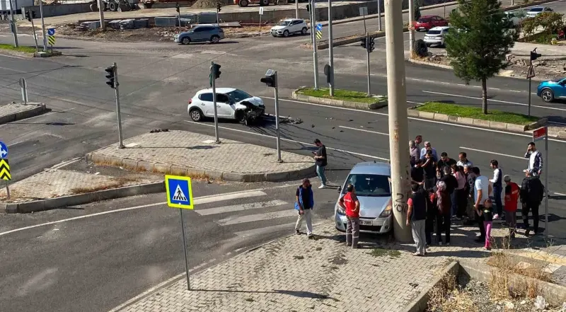 Diyarbakır'da İki Otomobilin Çarpıştığı Kazada Üç Kişi Yaralandı