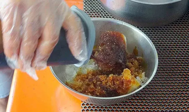 Muğla'da kavurucu sıcaklarda kar helvası ile serinliyorlar