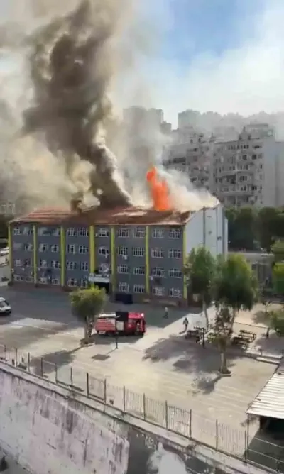 İzmir Karabağlar'da Bir Ortaokulun Çatısında Yangın Çıktı