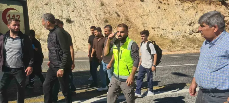 Siirt'te Ponza Yüklü Tır Devrildi: Sürücü Ağır Yaralandı