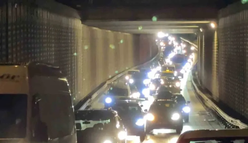 Bursa'da Bariyerlere Çarpan Otomobilde İki Kişi Yaralandı