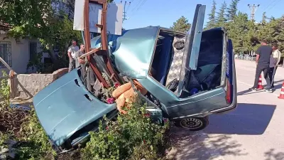 Amasya Suluova'da Kediye Çarpmamak İsterken Direğe Çarpan Otomobil İkiye Bölündü: İki Yaralı