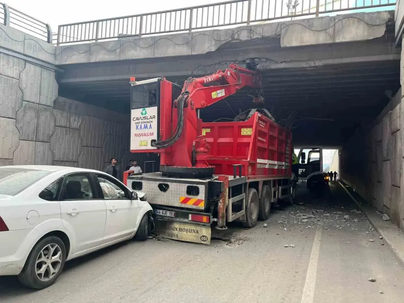 Malatya'da Vinç ve Otomobilin Karıştığı Zincirleme Kazada 4 Kişi Yaralandı