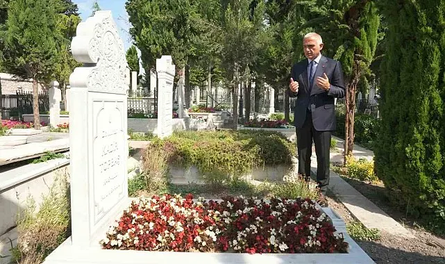 Bakan Ersoy'dan Fatih Külliyesi Haziresi'ne anlamlı ziyaret