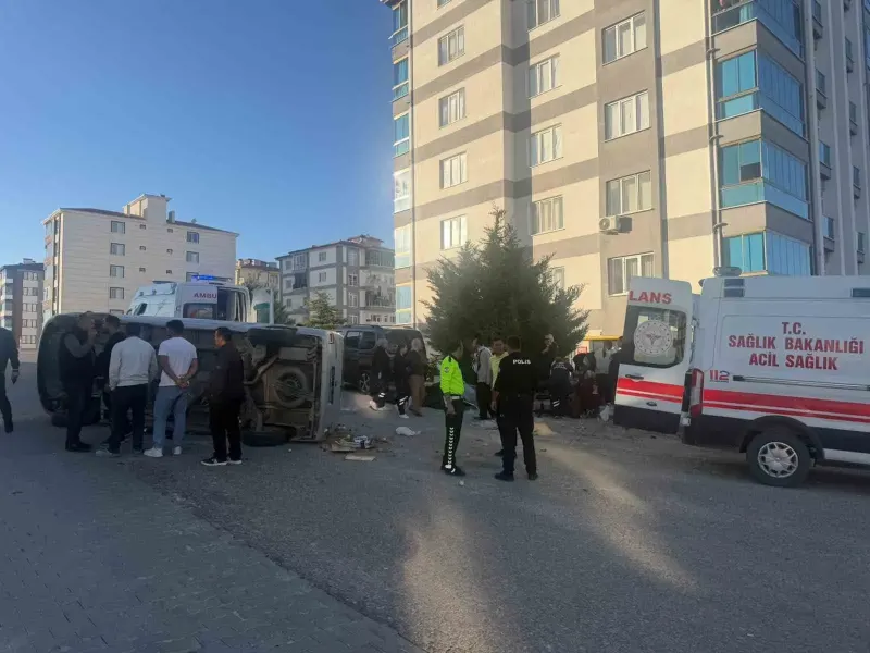 Eskişehir'de Otomobil ile Minibüs Çarpıştı: Beş Kişi Yaralandı