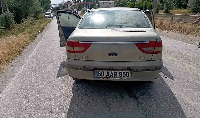 İki otomobil kafa kafaya çarpıştı: 2 yaralı