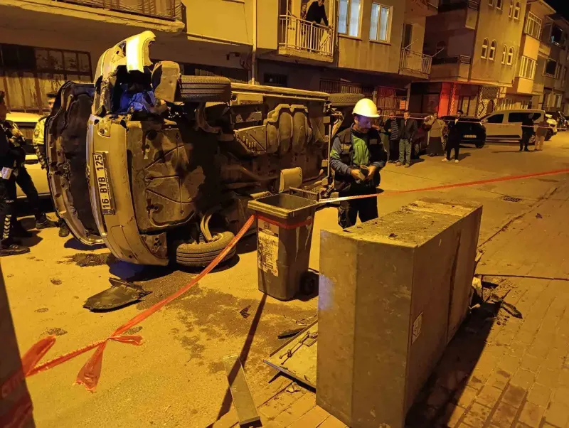 İnegöl'de Elektrik Panosuna Çarpan Minibüs Devrildi