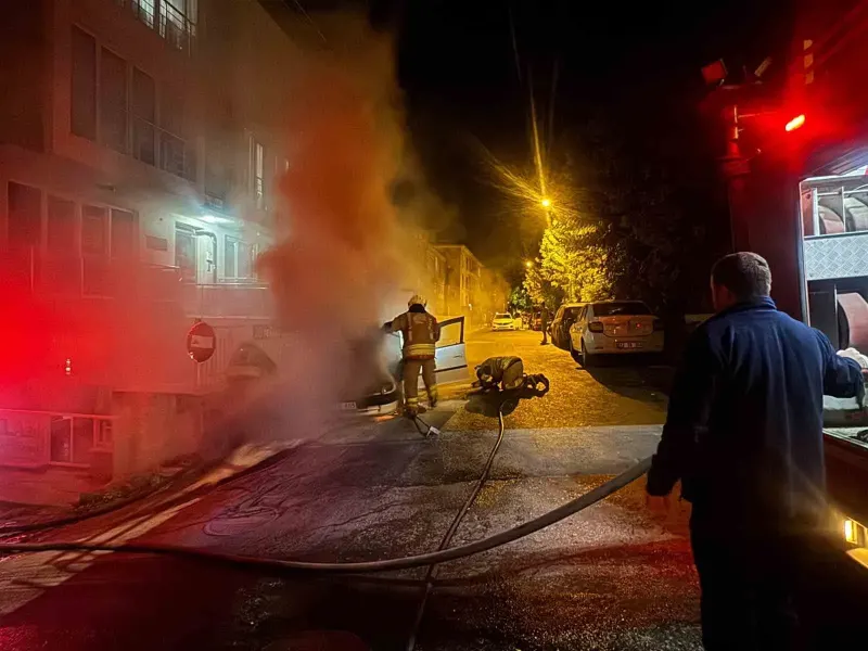 Edirne'de Park Halindeki Otomobil Alev Aldı Kullanılamaz Hale Geldi
