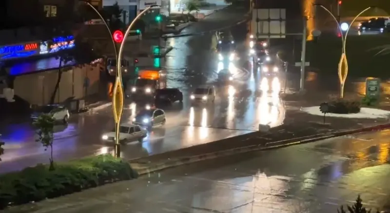 Gaziantep'te Şiddetli Sağanak Hayatı Felç Etti
