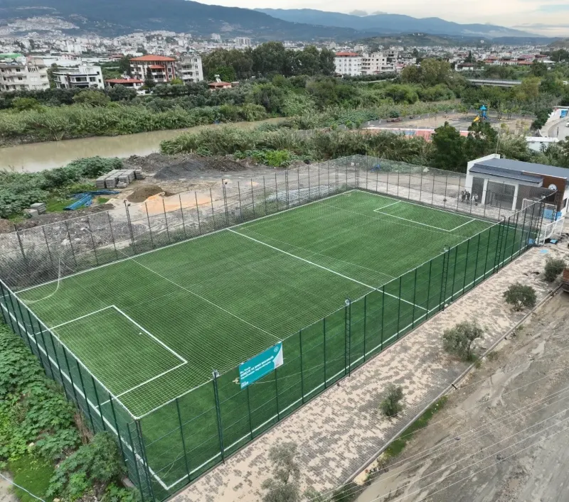Hatay Büyükşehir Belediyesi Samandağ İlçesinde Zarar Gören Halı Sahayı Yeniledi