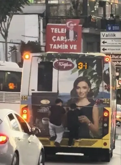 Bursa’da Çocukların Otobüs Arkasındaki Tehlikeli Yolculuğu Kamerada