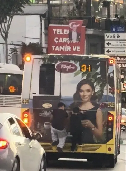 Bursa’da Çocukların Otobüs Arkasındaki Tehlikeli Yolculuğu Kamerada