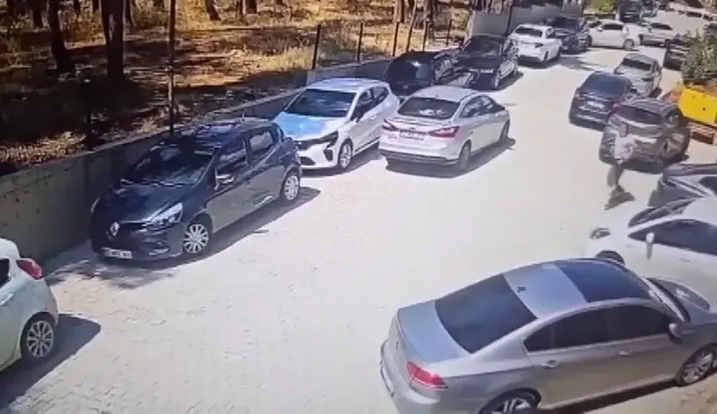 Hatay'da El Freni Unutulan Otomobilin Yokuş Aşağı Kaçışını Güvenlikçiler Önledi