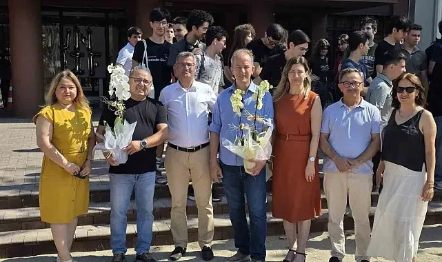 İzmir'de 34 yıllık öğretmene duygusal veda