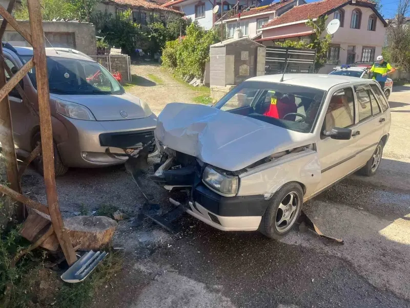Bilecik'te Elektrik Direğine Çarpan Otomobilin Sürücüsü Yaralandı