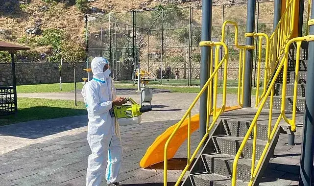 Körfez'de çocuk parklarında hijyen mesaisi