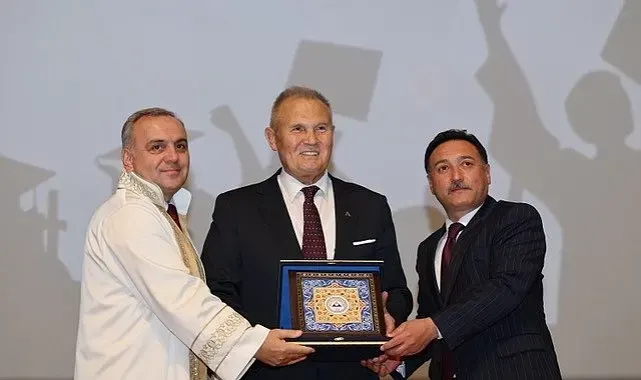 Artaş Holding Yönetim Kurulu Başkanı Çetinsaya, Erciyes Üniversitesi İletişim Fakültesi'nin mezuniyet törenine katıldı