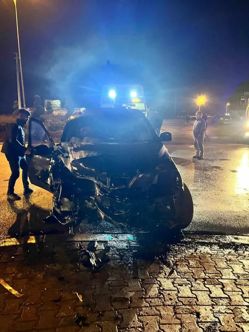 Konya'da SUV Tipi Araç Duvara Çarptı: 4 Kişi Yaralandı