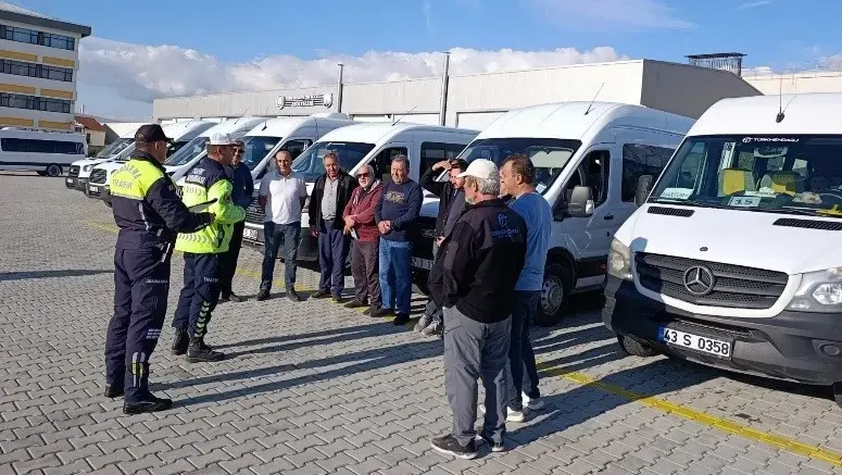 Kütahya'da Jandarma Ekiplerinden Servis Araçlarına Sıkı Güvenlik Denetimi