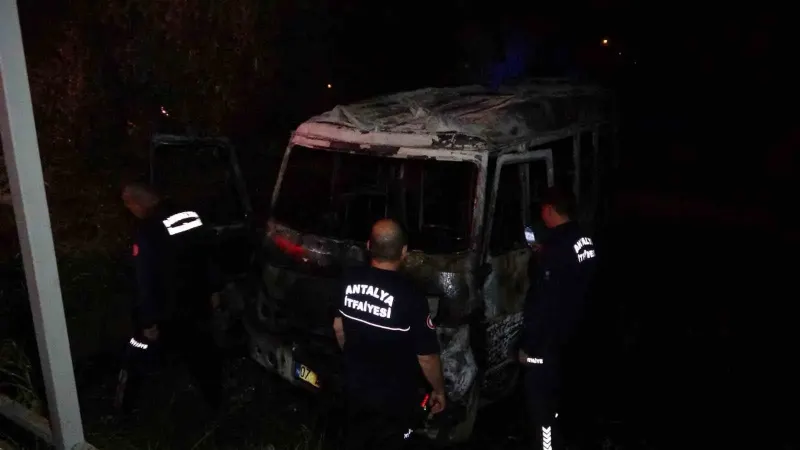 Antalya'da Park Halindeki Minibüs Yangında Kullanılamaz Hale Geldi
