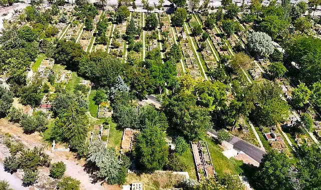 Büyükşehirden asri mezarlıkta temizlik çalışması