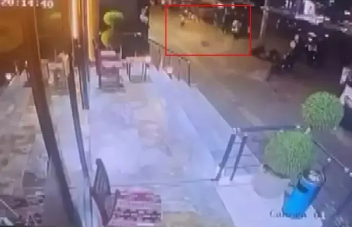 Diyarbakır'da Balkondan Düşen Taşların Hedefi Olmaktan Son Anda Kurtuldu