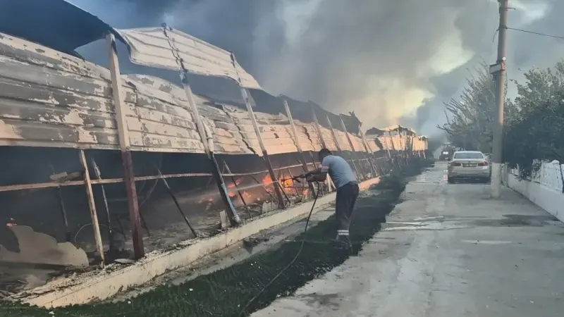 Aydın Kuşadası'ndaki Pazar Yeri Yangını Kontrol Altında