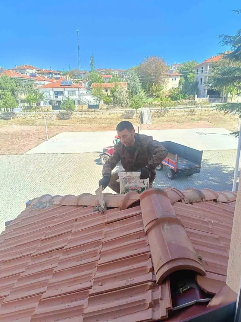 Afyonkarahisar’da Örnek Davranış: Muhtar Okul Çatısının İşçiliğini Ücretsiz Yaptı