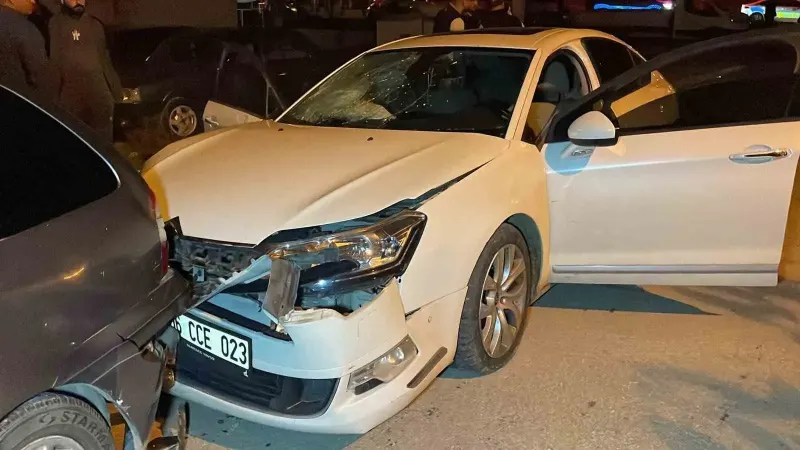 Karaman'da Kavşakta Korkunç Çarpışma: 2'si Ağır 3 Yaralı