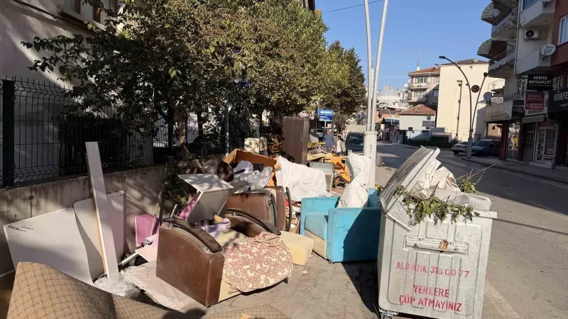 İzmit Bağdat Caddesi'nde Çöp Konteyneri Çevresindeki Görüntüler Tepki Çekiyor