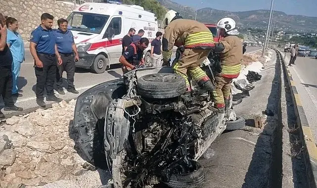 Hatay'da otomobil refüje çarptı: 1'i ağır 3 yaralı