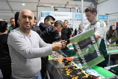 Kocaeli Kitap Fuarı'nda Kocaelispor Standına Ziyaretçi Akını