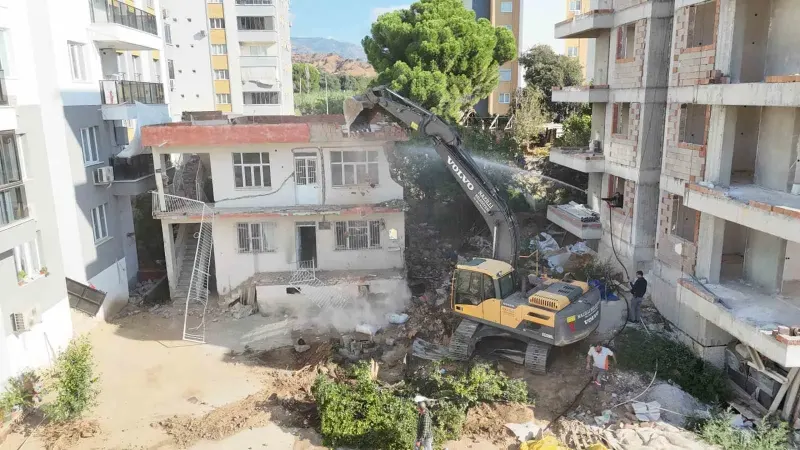 Nazilli'de Trafiği Aksatan Metruk Bina Kontrollü Olarak Yıkıldı