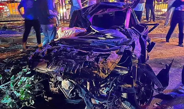 Refüje çarpan otomobil hurdaya döndü: 2 yaralı