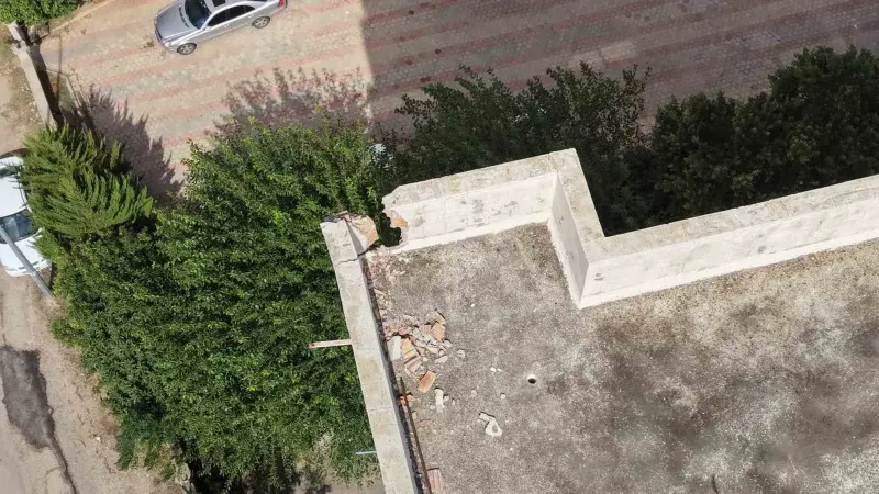 Adana'da Apartmana Düşen Yıldırımın Yol Açtığı Hasar Dronla Havadan Görüntülendi