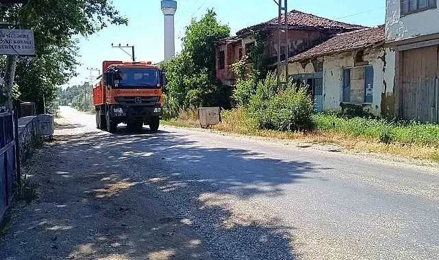 Sıcaklığın 35 dereceyi bulduğu Bilecik'te asfalt eridi