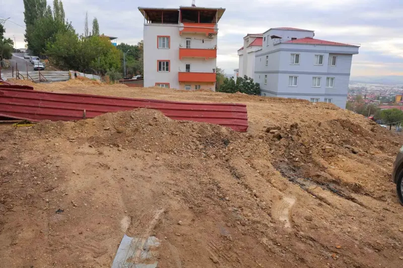 Kahramanmaraş'ta Çöken Yol ve İnşaat Alanı Toprakla Kapatıldı
