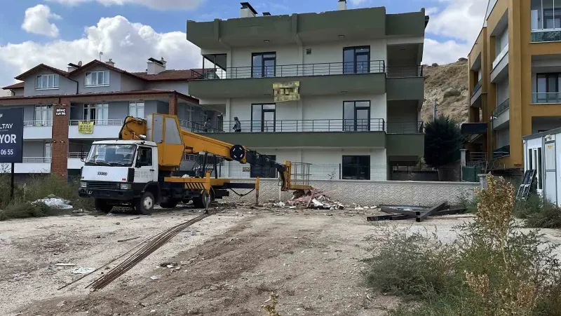 Konya'da Çatıya Demir Çıkartırken Vinçten Düşen İşçi Yaralandı