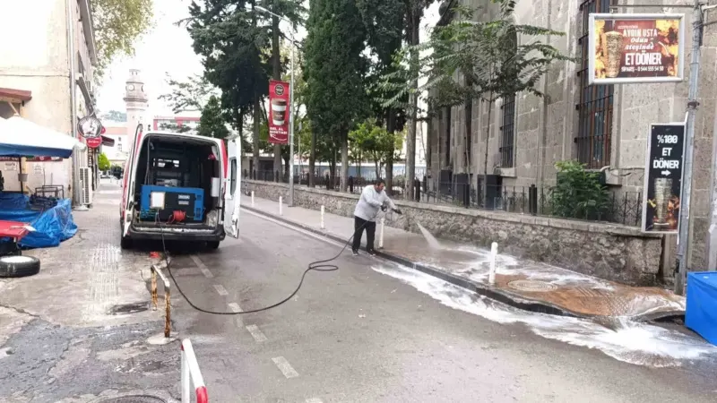 İlkadım Belediyesi Mobil Yıkama Aracıyla Temizlik Çalışmalarını Sürdürüyor