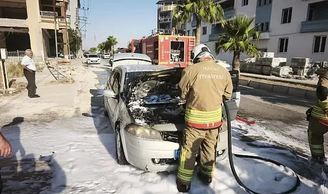 Antakya'da aracın motorundan alevler yükseldi