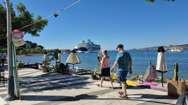 Bodrum Limanı'na İki Kruvaziyerle Binlerce Yolcu Geldi