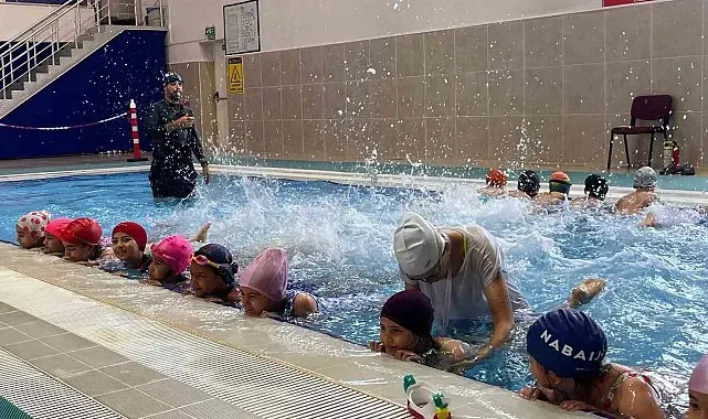 Nazilli'de çocuklar yaz tatilini yüzme öğrenerek geçiriyor