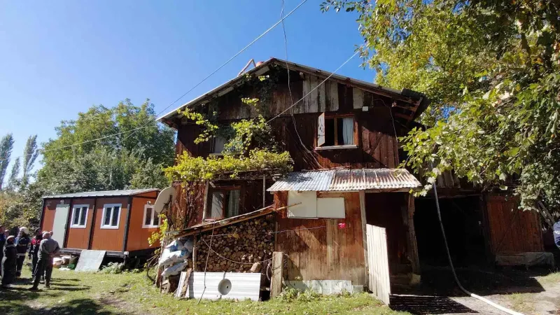 Bolu'daki Ahşap Evde Çıkan Baca Yangını Köylülerin Zamanında Müdahalesiyle Söndürüldü