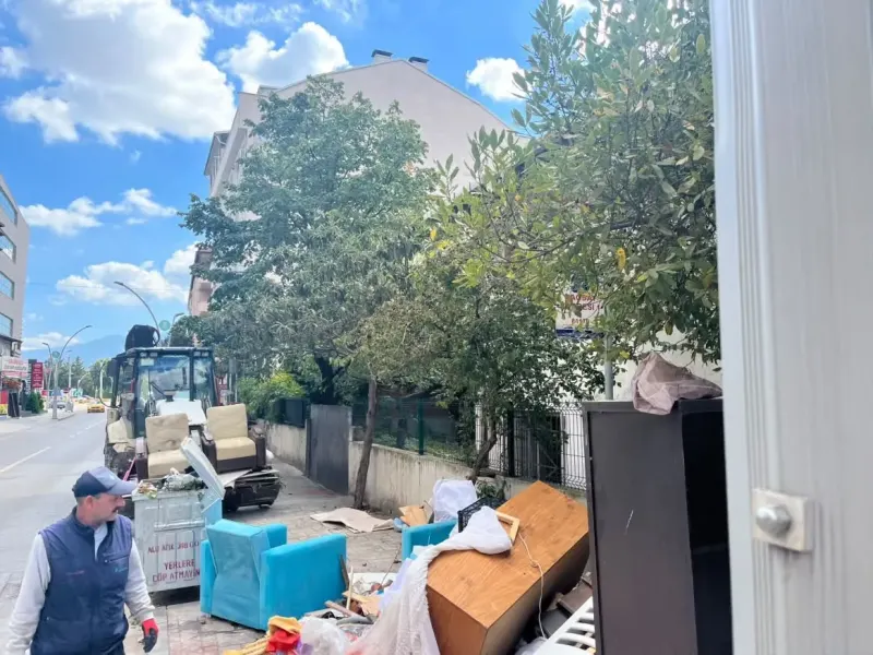İzmit Bağdat Caddesi’nde Kaldırımdaki Çöp Yığınları Temizlendi