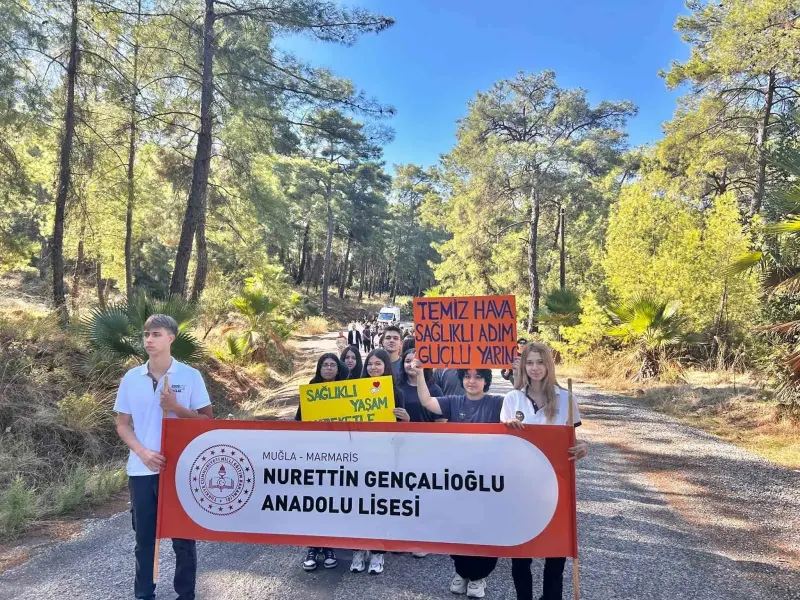 Marmaris'te Öğrenciler Sağlıklı Yaşam İçin Yürüdü