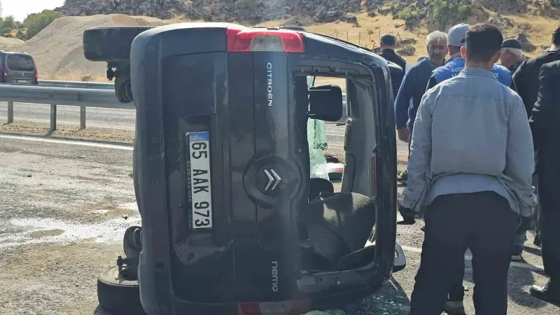 Adilcevaz'da Kamyonet Kazası: 2 Kişi Yaralandı